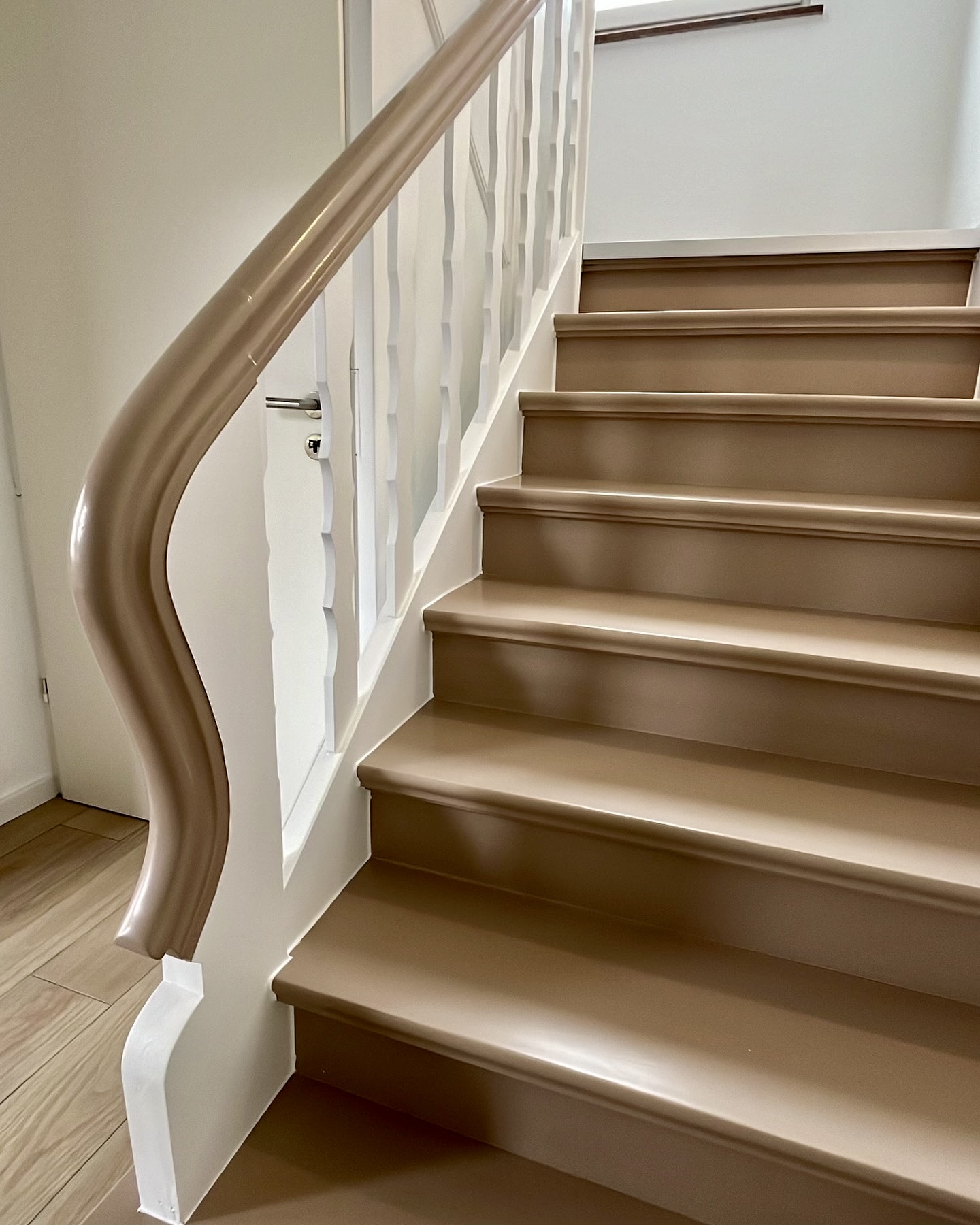 Lackierte Treppe und Handlauf aus Robins Arbeiten